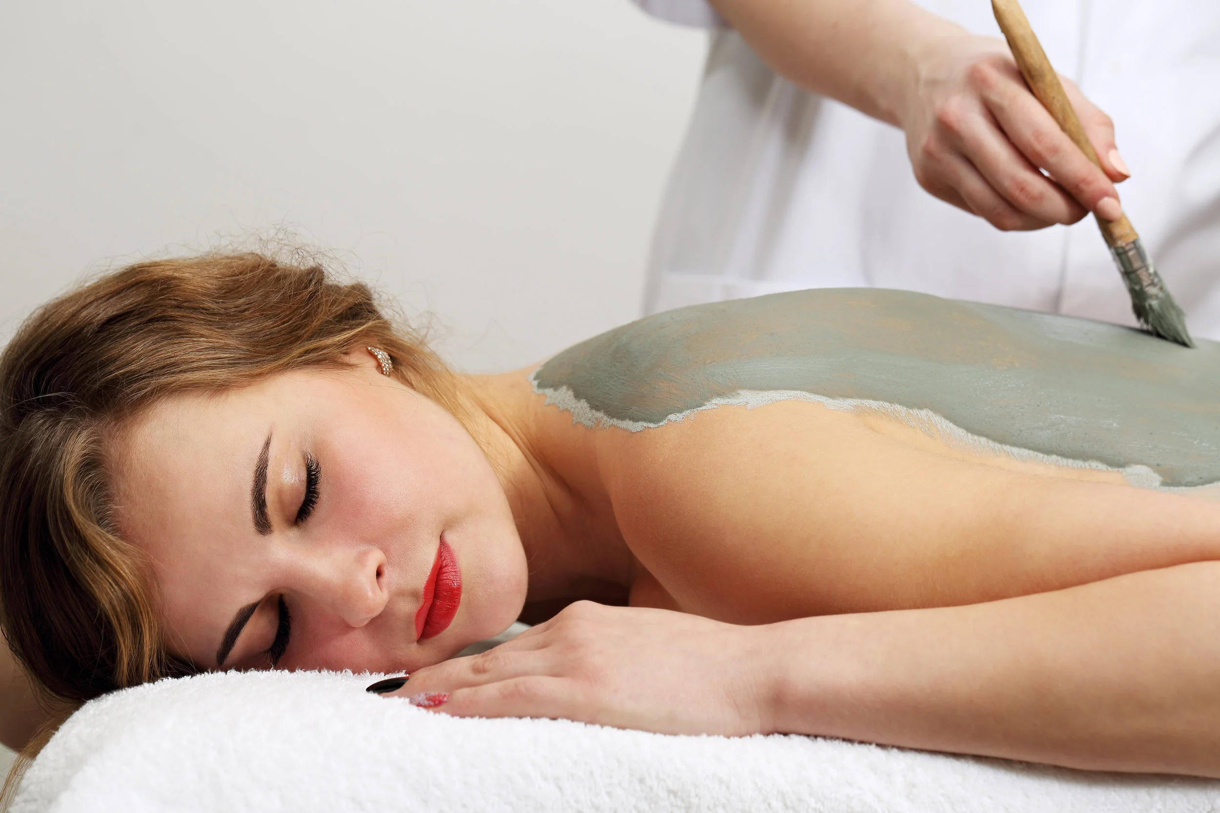 Relaxing spa mud body treatment session